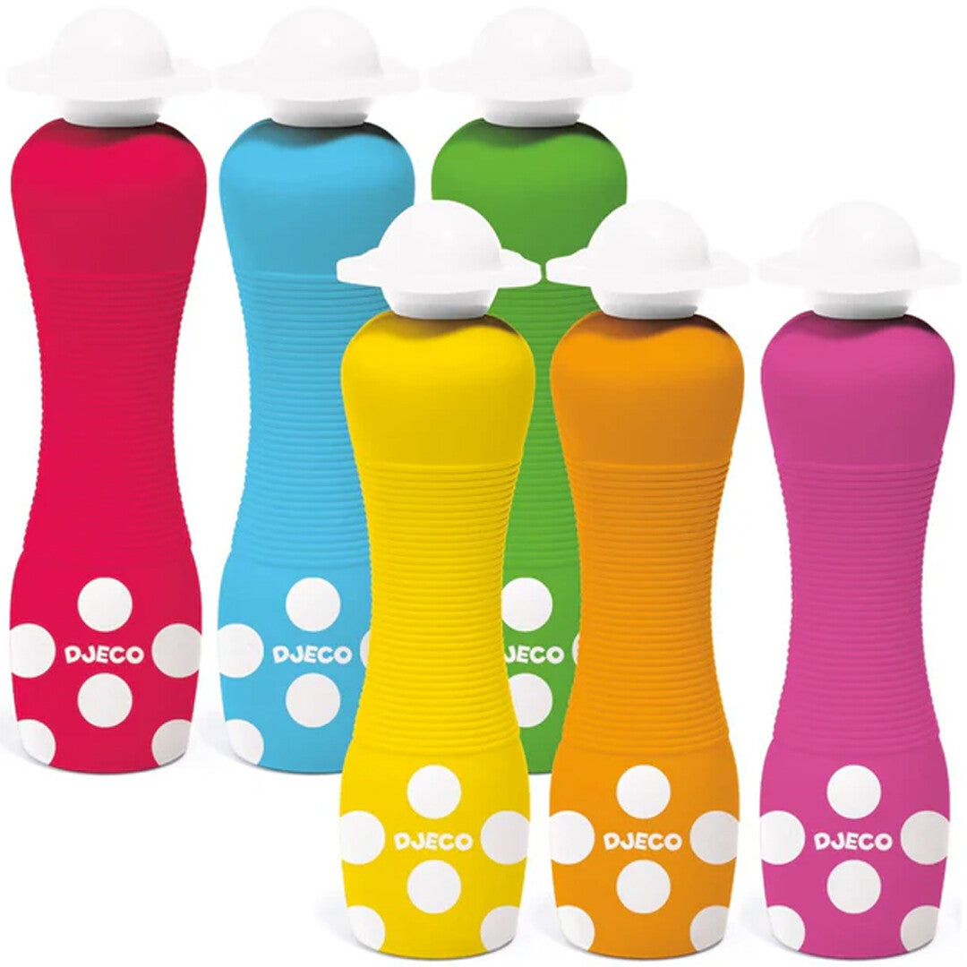 Zes Djeco schuimmarkers in rood, blauw, geel, groen, oranje en roze, elk met witte stippen.