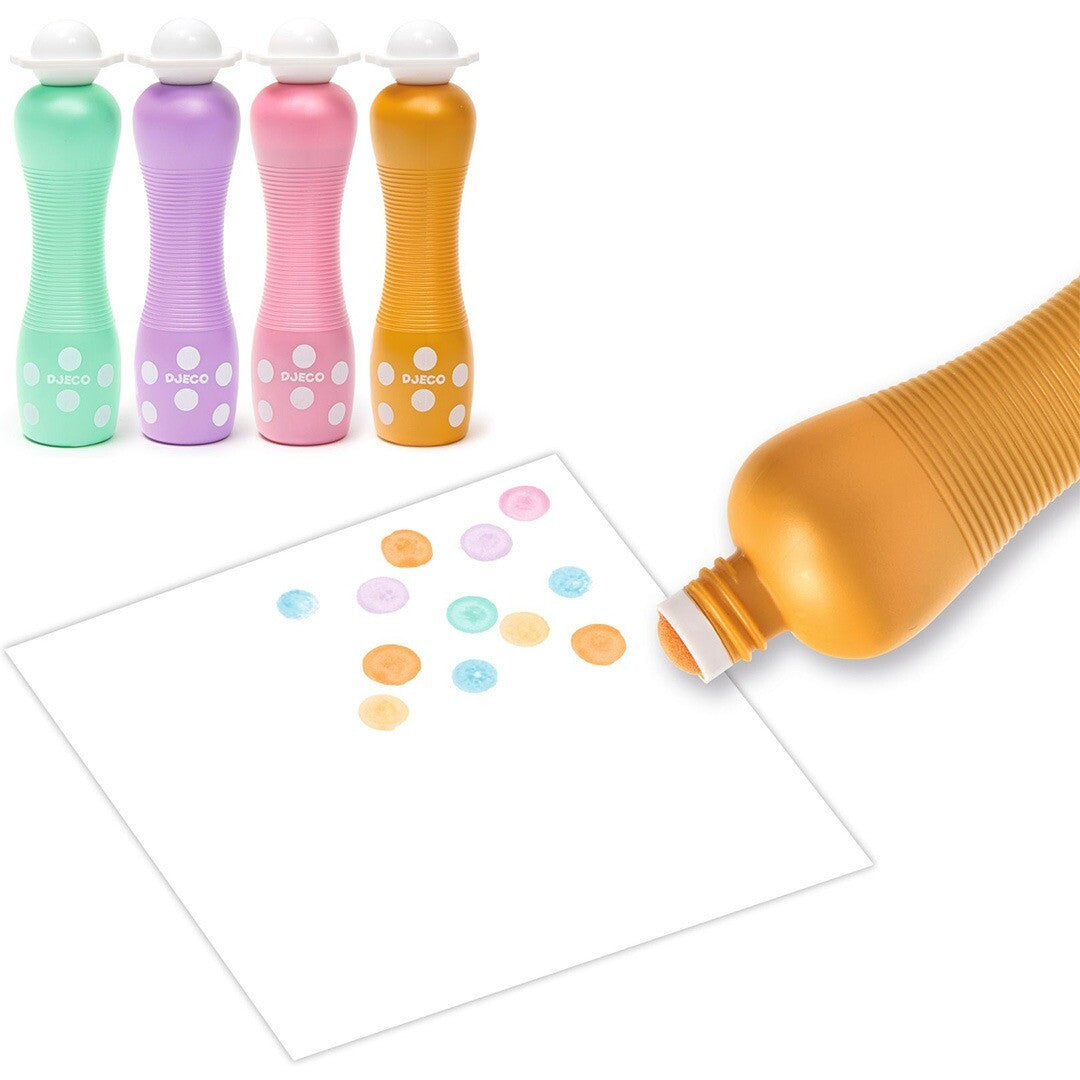 Vier Djeco schuimmarkers in pastelkleuren, waarvan één oranje marker pearly stippen maakt op wit papier.