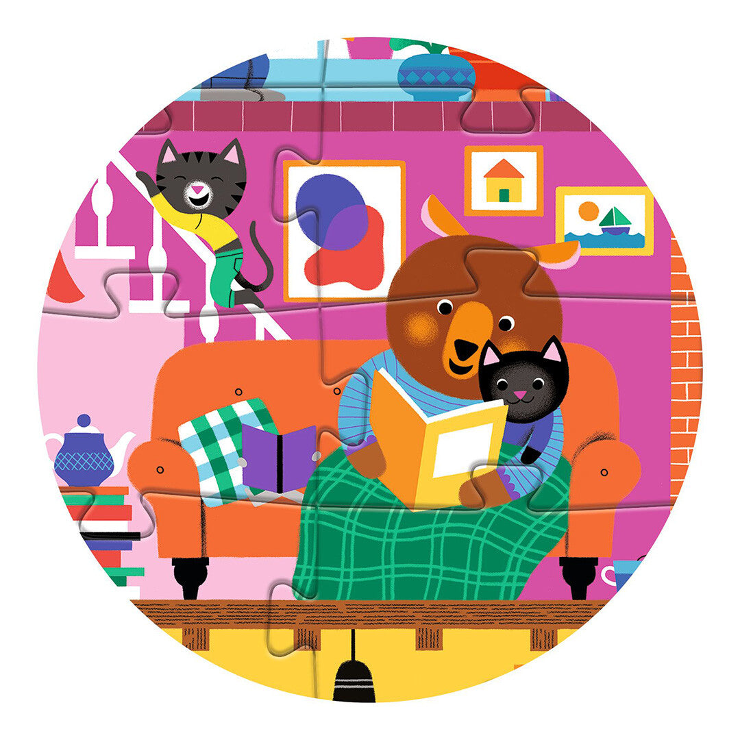 Detail van de puzzel met een beer die leest op de bank en een kat die de trap opklimt.