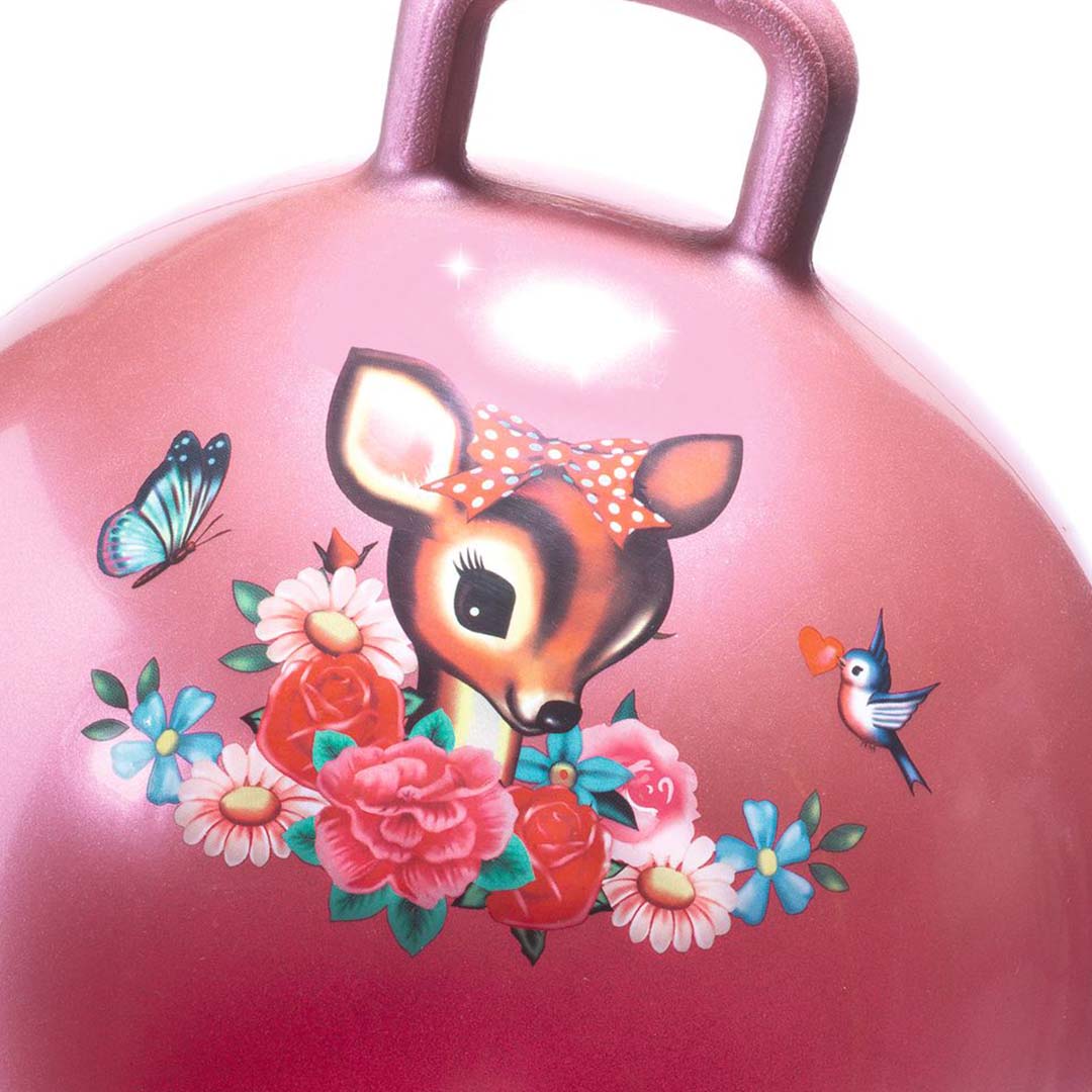 Detail van de Djeco roze skippybal met een close-up van de illustratie van het hertje, bloemen, een vlinder en een vogel.