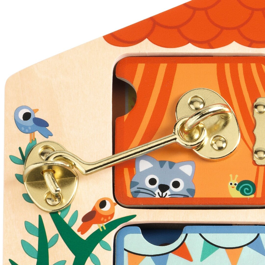 Detail van het Djeco slotenspel met een gouden haakslot en een deurtje waarachter een kat en slak zichtbaar zijn.