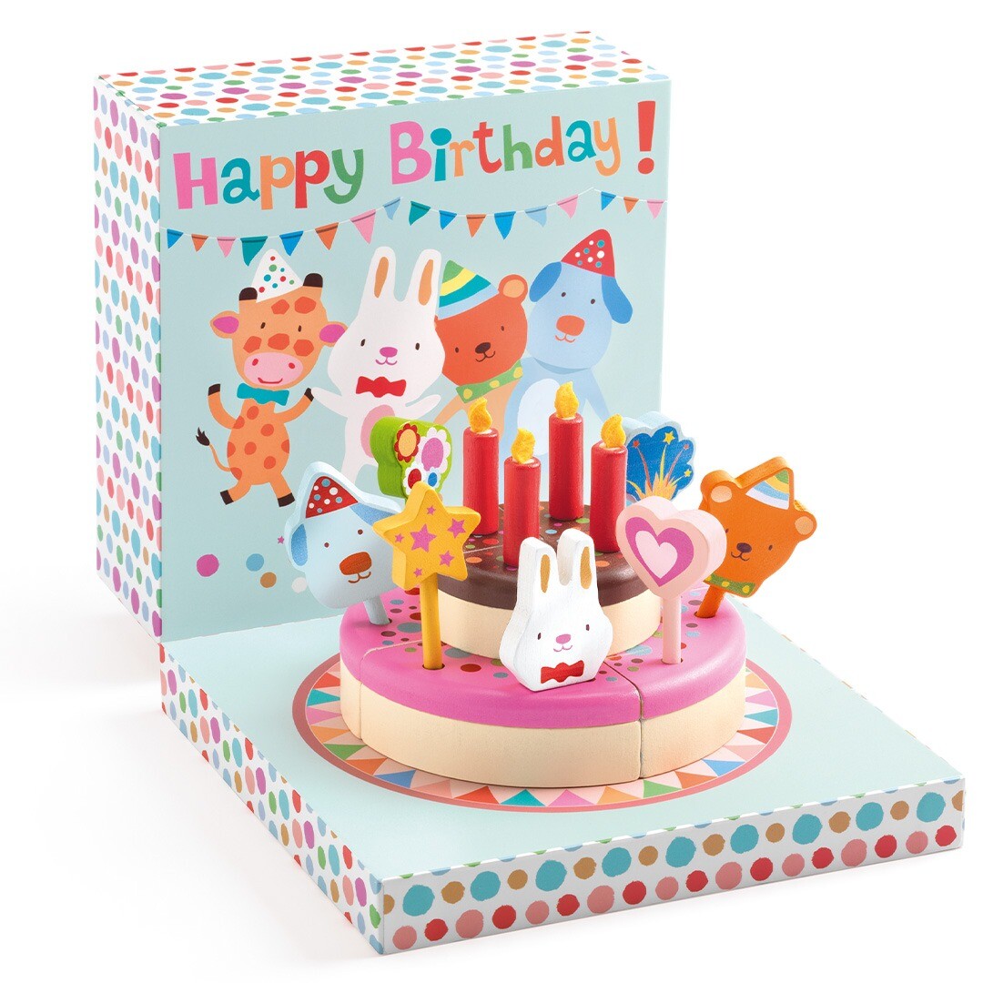 De Djeco houten speelgoed verjaardagstaart staat op de open verpakking met een 'Happy Birthday!' thema.
