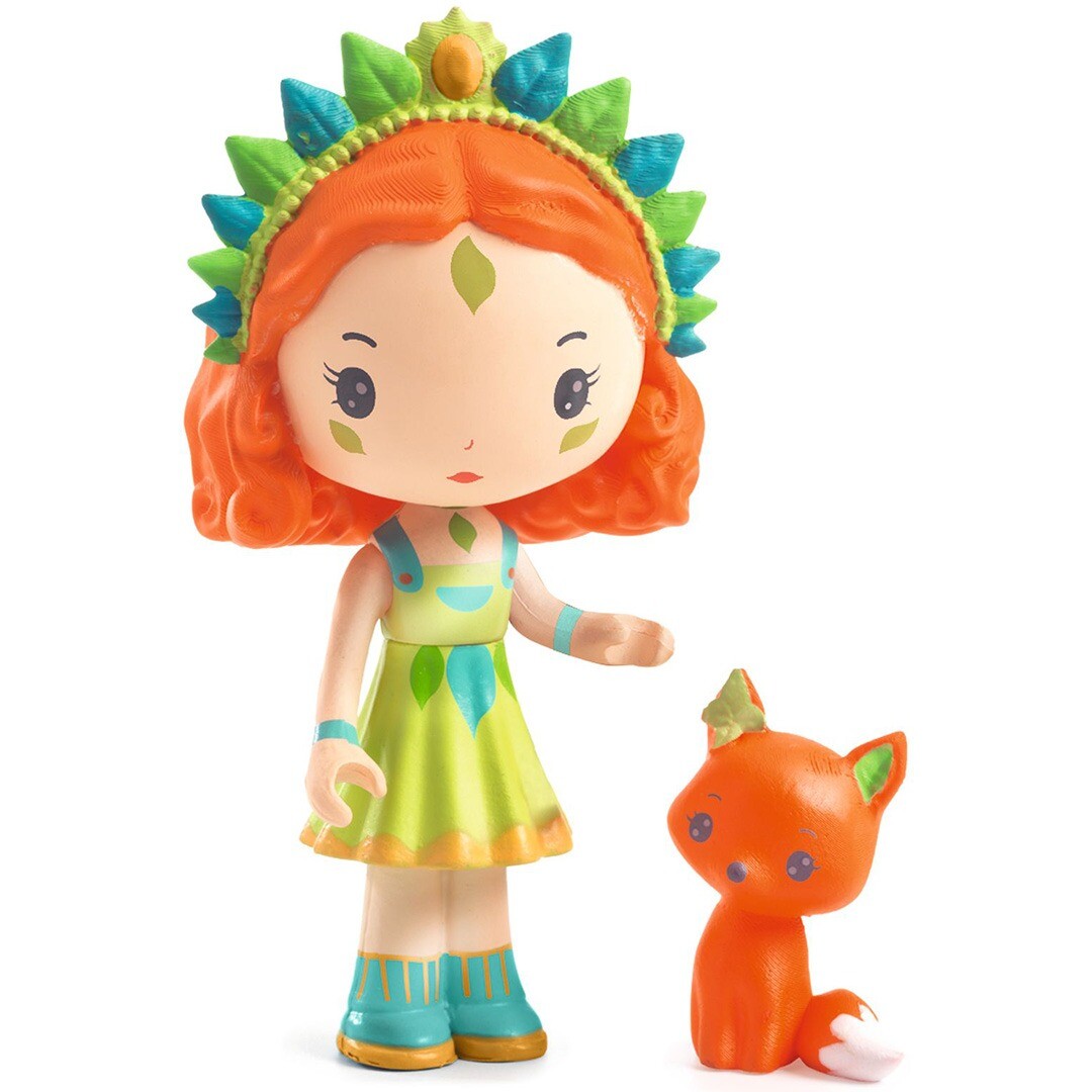 Een close-up van de Sylvia pop met oranje haar en een groene jurk, naast een oranje vossenfiguur.