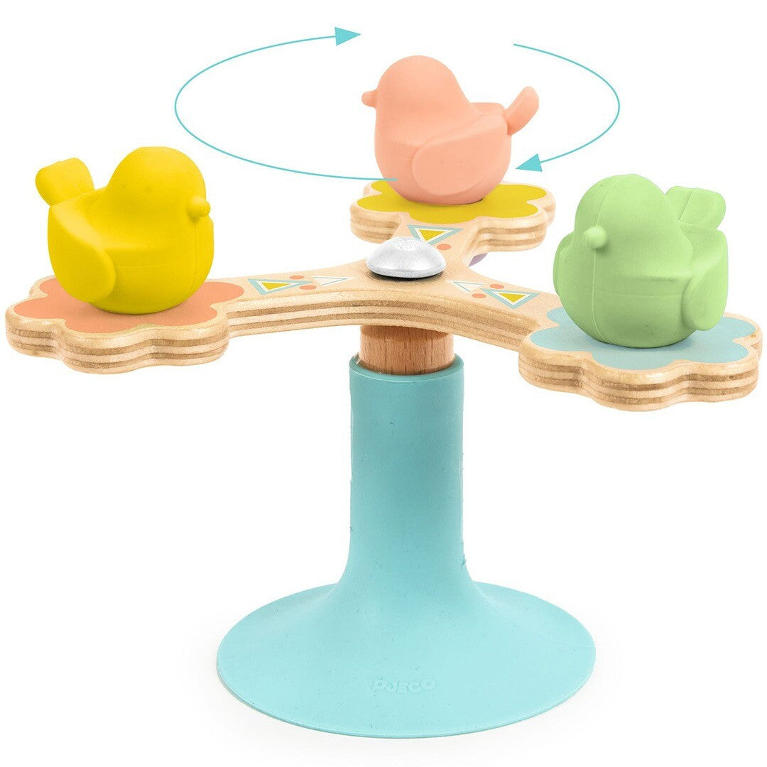Djeco babyspeelgoed spinner met drie gekleurde vogels en een pijl die de draaibeweging aangeeft.