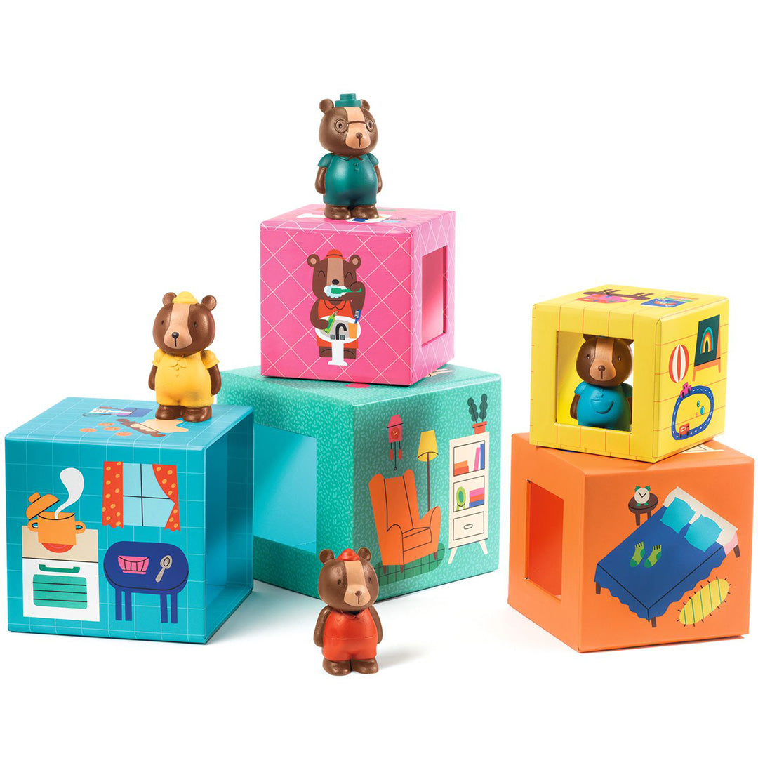 Djeco stapelspeelgoed Topanihouse met kleurrijke blokken die kamers voorstellen en vier berenfiguren.