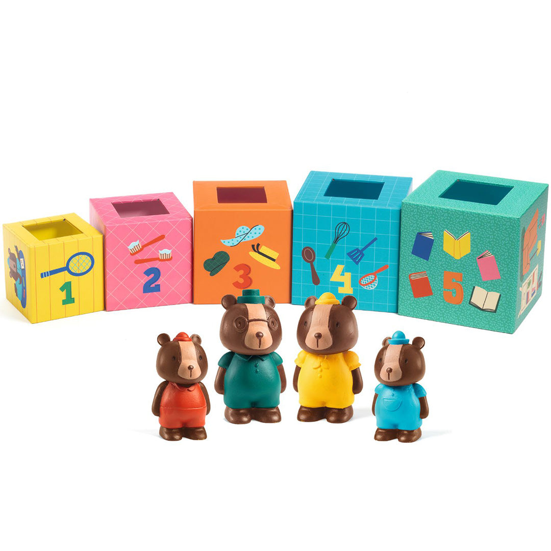 Djeco stapelspeelgoed Topanihouse met vijf genummerde blokken en vier berenfiguren ervoor.