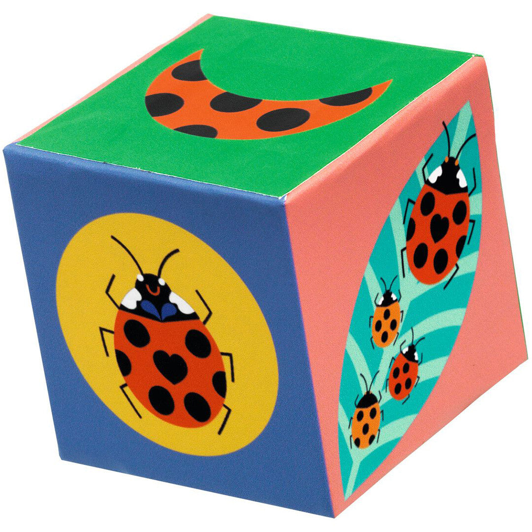 Een Djeco stapelblok voor baby's met illustraties van lieveheersbeestjes.