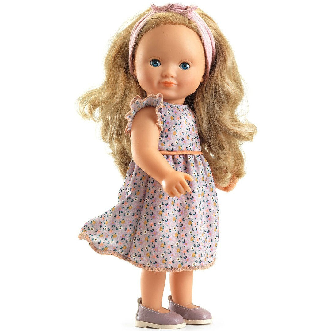 Djeco stapop Lovely Marie met lang blond haar, een roze haarband en een gebloemde jurk.