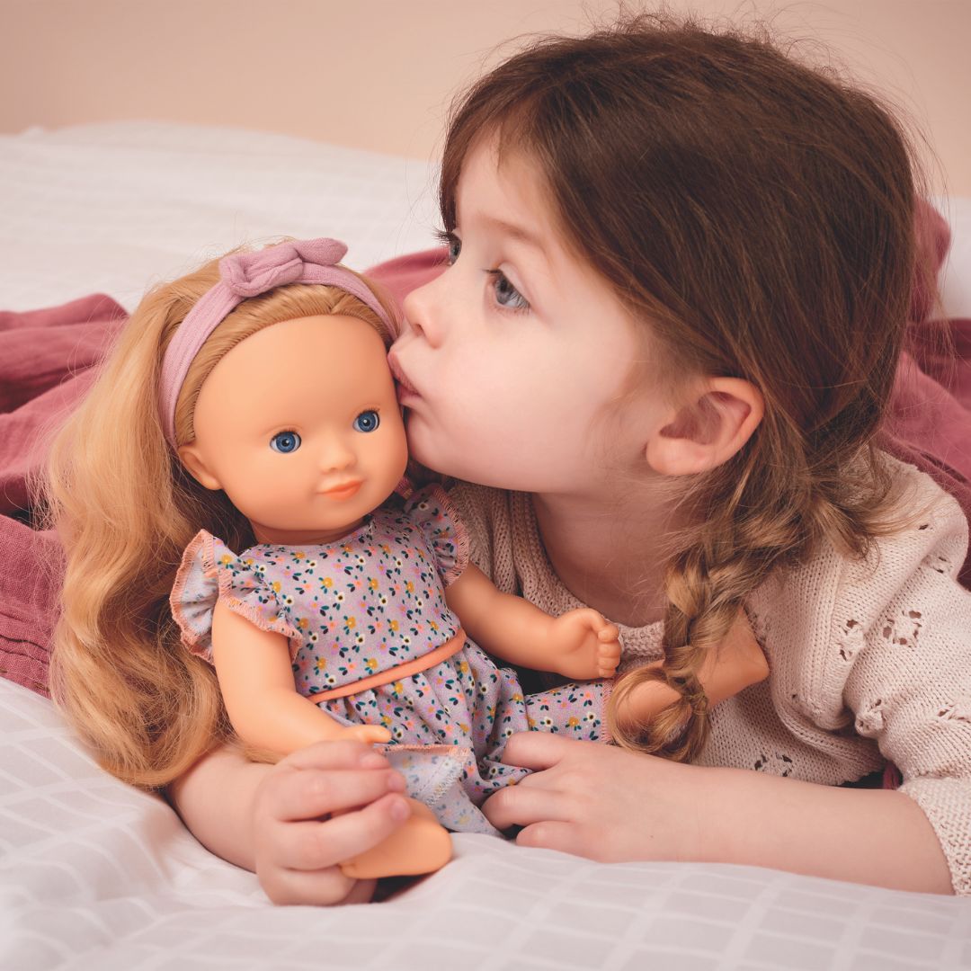 Een kind kust de Djeco stapop Lovely Marie op de wang.