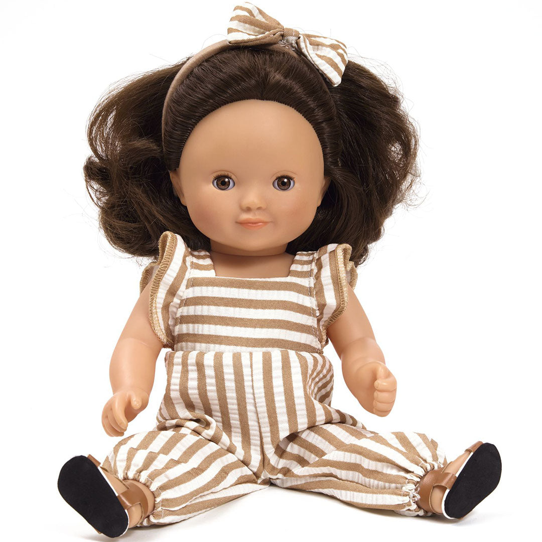 Djeco stapop Lovely Rosalie in gestreepte jumpsuit en hoofdband, zittend.