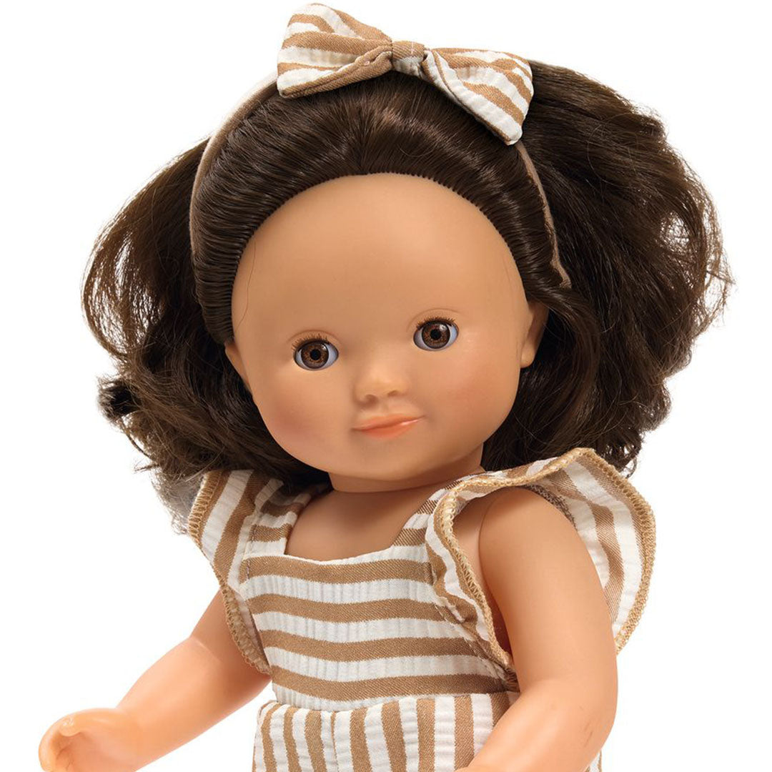 Close-up van Djeco stapop Lovely Rosalie met gestreepte jumpsuit en hoofdband.