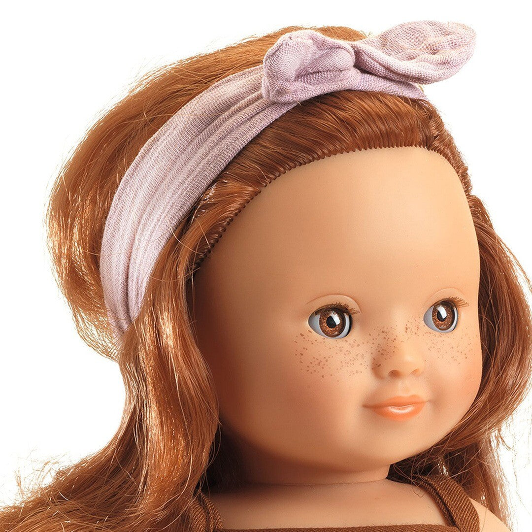Close-up van het gezicht van de Djeco stapop Lovely Sophie met rood haar en sproetjes.