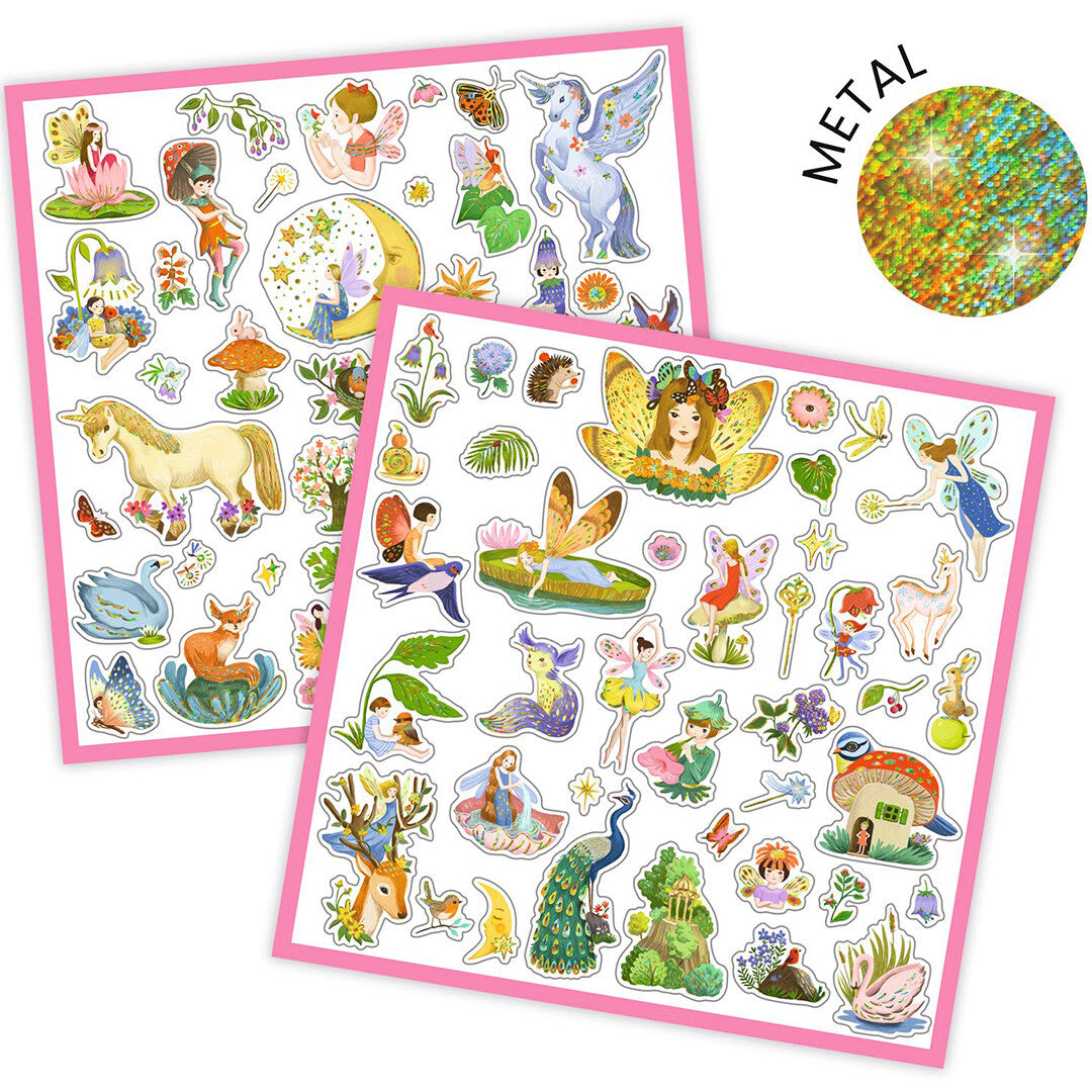 Twee vellen Djeco metallic fantasie stickers met sprookjesfiguren en dieren, met een detail van het metaaleffect.