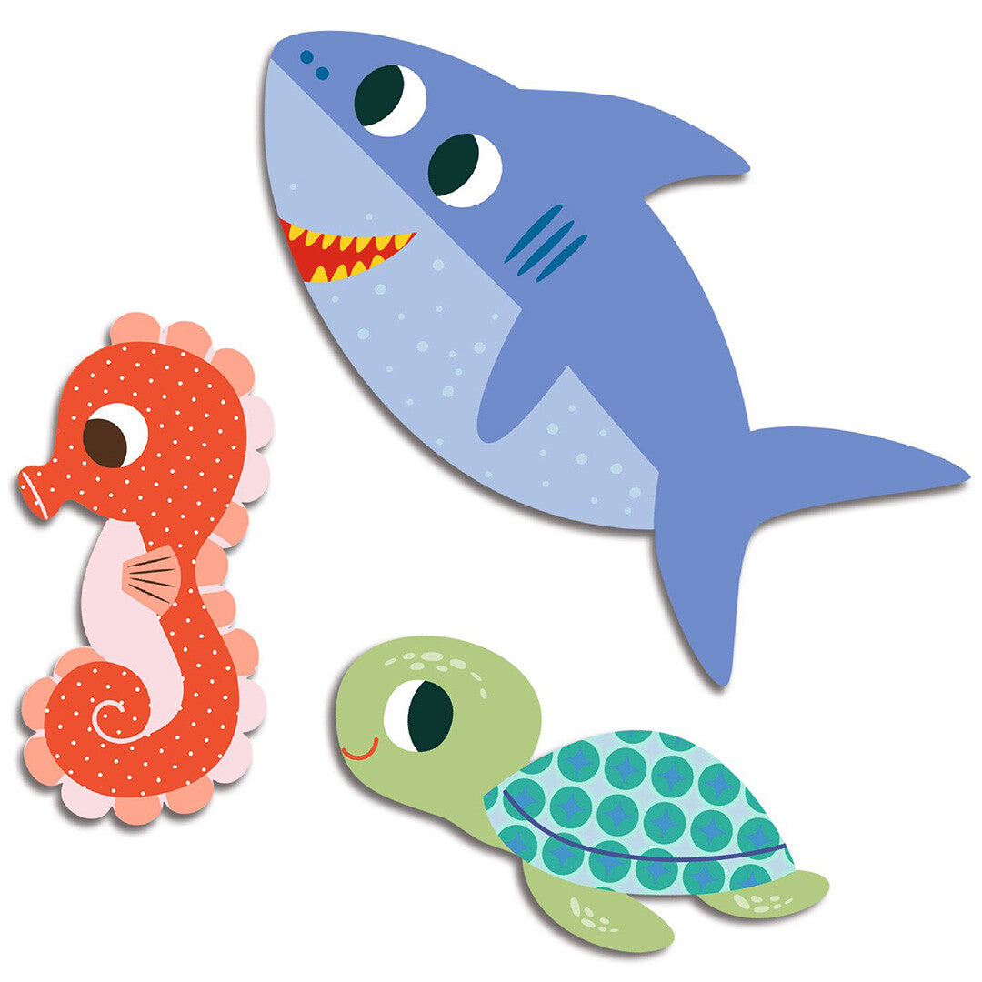 Drie kleurrijke Djeco stickers van zeedieren: een rood zeepaardje, een blauwe haai en een groene schildpad.