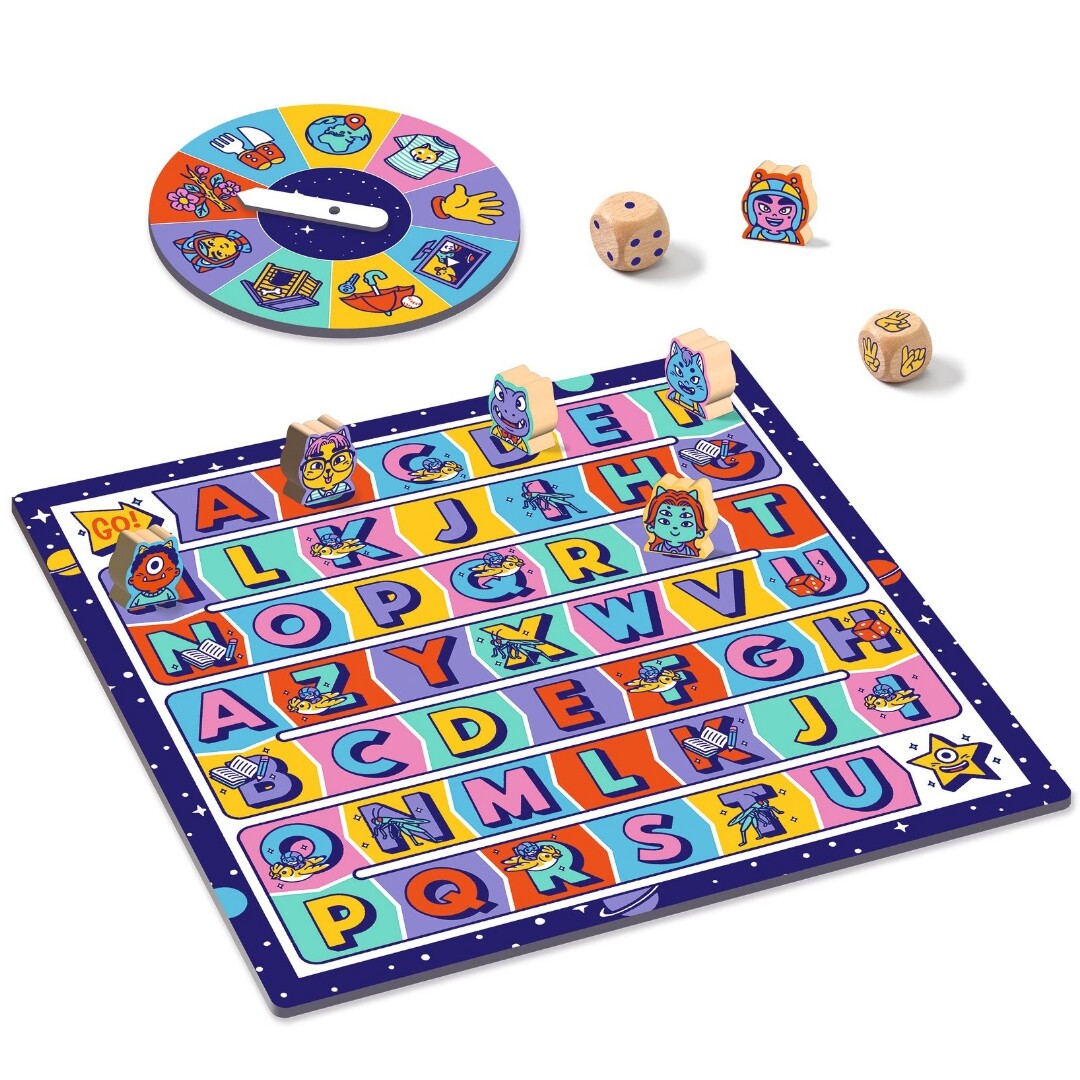 Het ABC Rapido taalspel met speelbord vol letters, een spinner, dobbelstenen en houten speelfiguren.