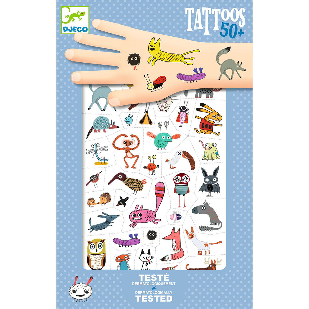 Djeco verpakking van tijdelijke tatoeages voor kinderen met diverse dieren, deels aangebracht op een hand.