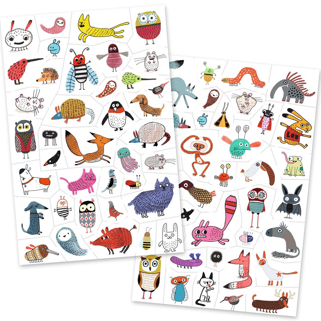 Twee vellen met een grote collectie kleurrijke tijdelijke tatoeages van fantasiedieren voor kinderen.