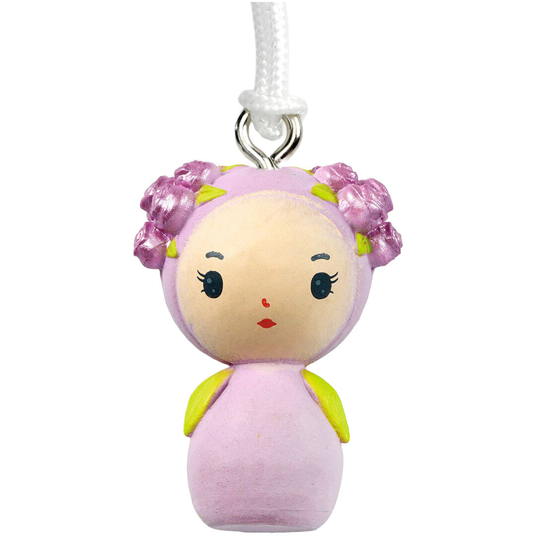 Djeco Tinyly sleutelhanger popje Rosie, een paars figuurtje met bloemhaar en een wit koord.
