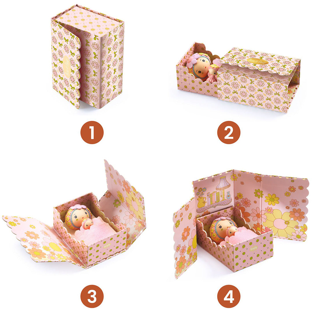 Infographic met vier stappen die laten zien hoe de Djeco Tinyly speelset Tinyroom Rose wordt uitgeklapt.