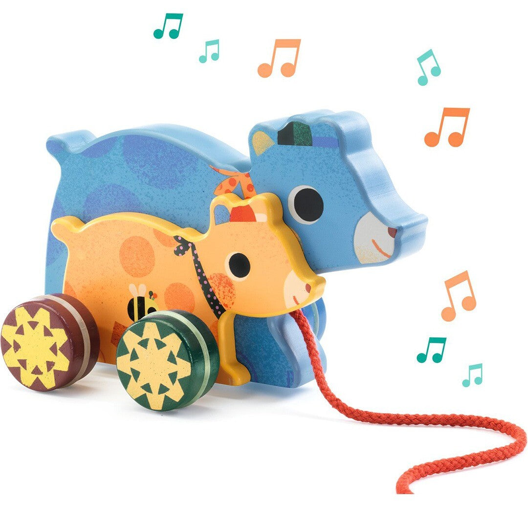 Het Djeco houten trekfiguur met muziek, een blauwe beer met een oranje beertje en een rode trekkoord.