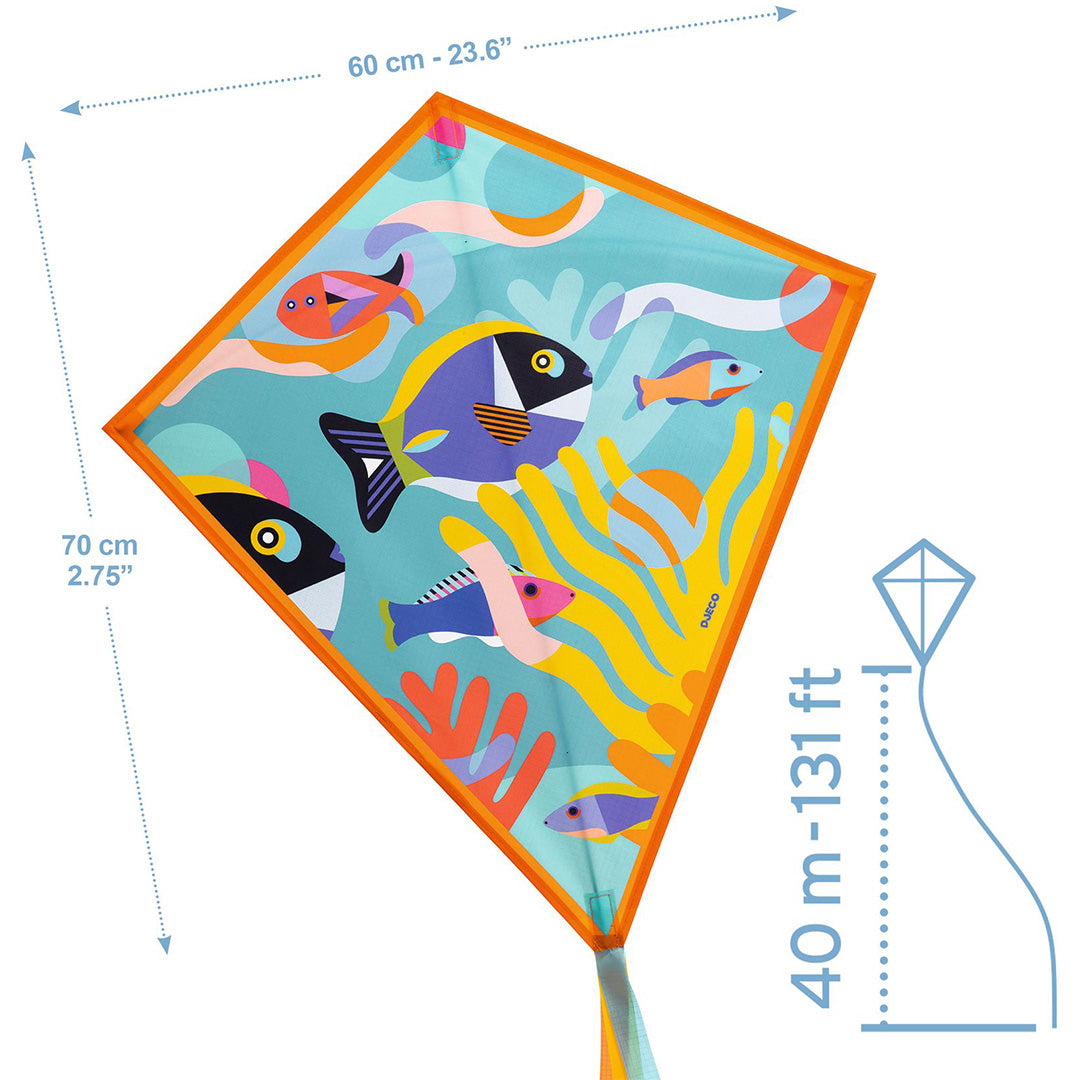 Djeco vlieger met oceaan thema, afgebeeld met afmetingen van 60x70 cm en een vlieghoogte van 40 meter.