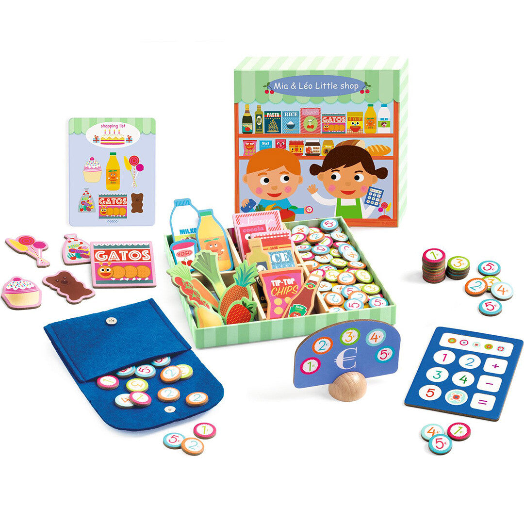 De Djeco Mia & Léo Little Shop speelset met speelgoedboodschappen, munten, een kassa en een winkelachtergrond, uitgestald op een witte achtergrond.
