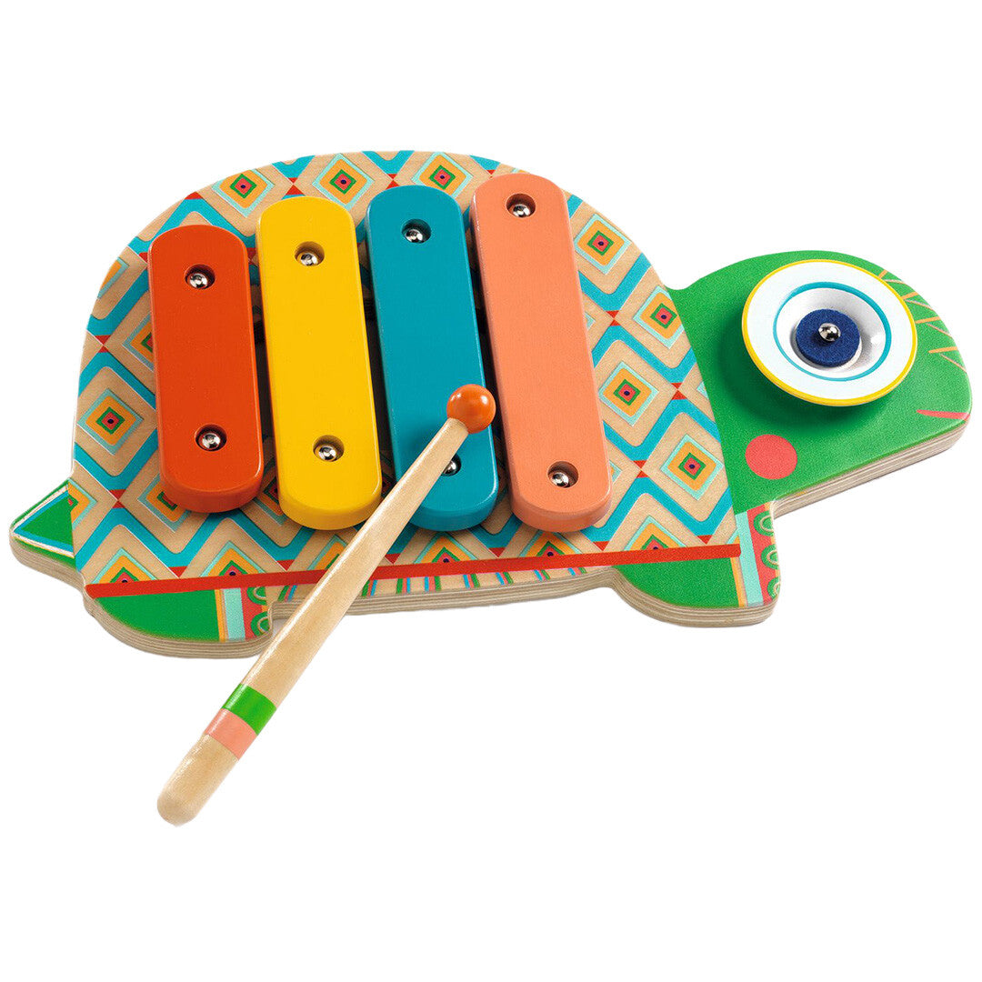 Djeco houten xylofoon in de vorm van een schildpad met kleurrijke staven, een cimbaal en een mallet.