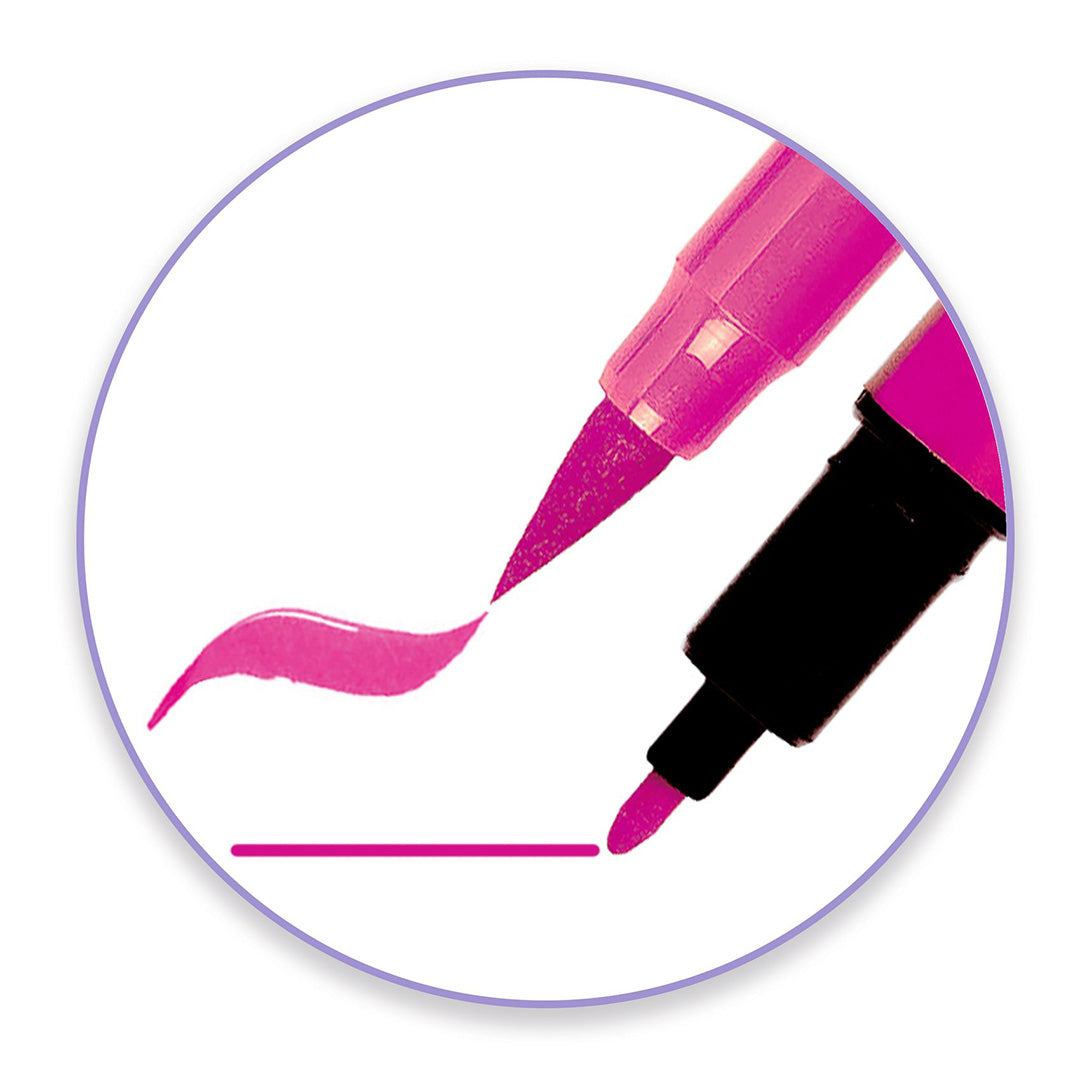 Detail van de twee verschillende punten van een roze viltstift, een brede kwastpunt en een fijne punt.