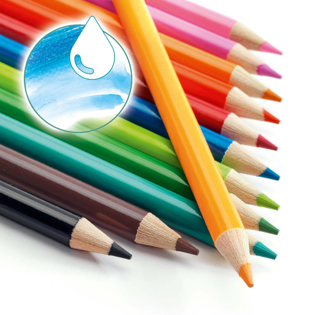 Detailopname van 12 Djeco aquarel kleurpotloden in verschillende kleuren, met een waterdruppel-icoon.