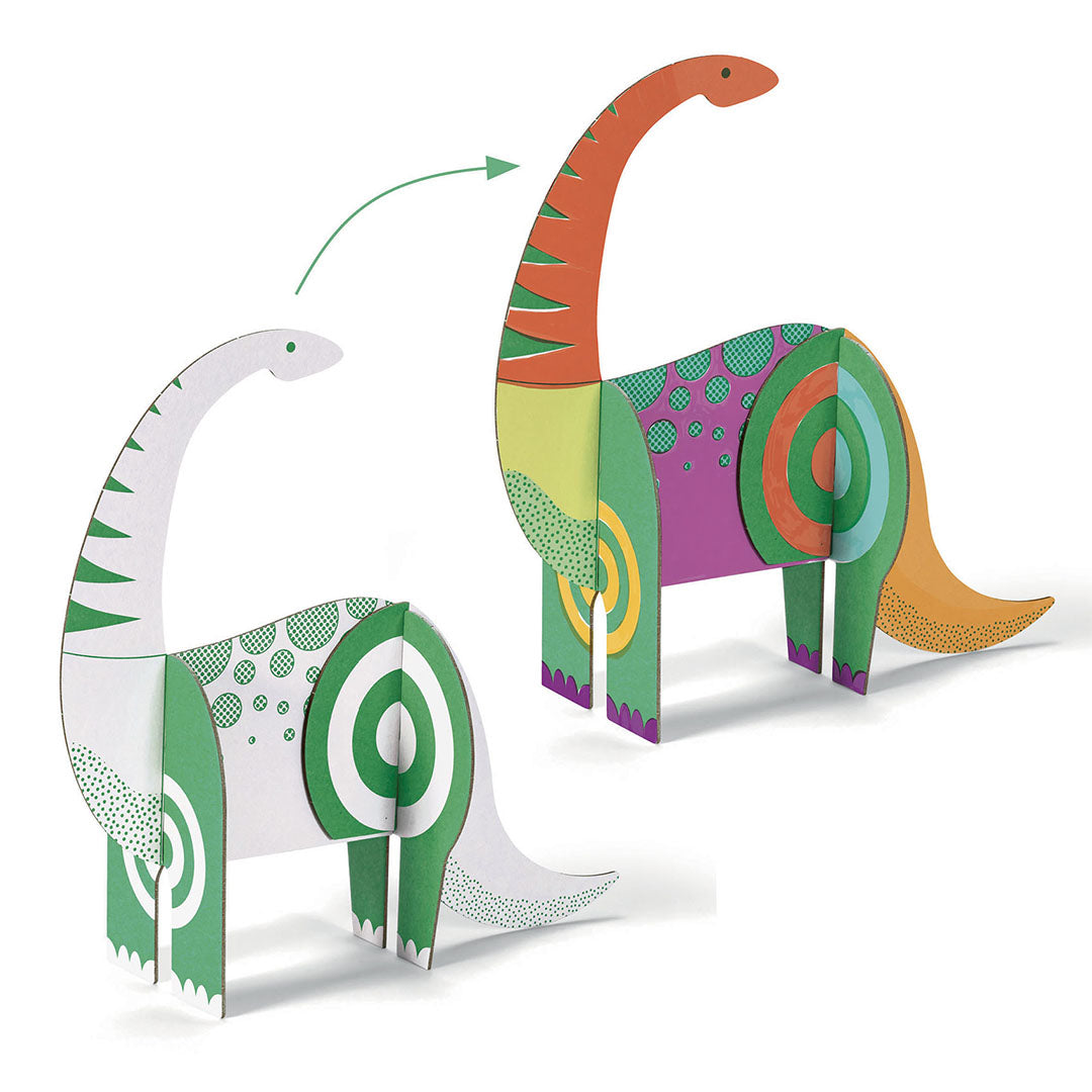 Twee 3D papieren Brachiosaurus dinosaurussen, één ongekleurd en één gekleurd, die het knutselproces demonstreren.