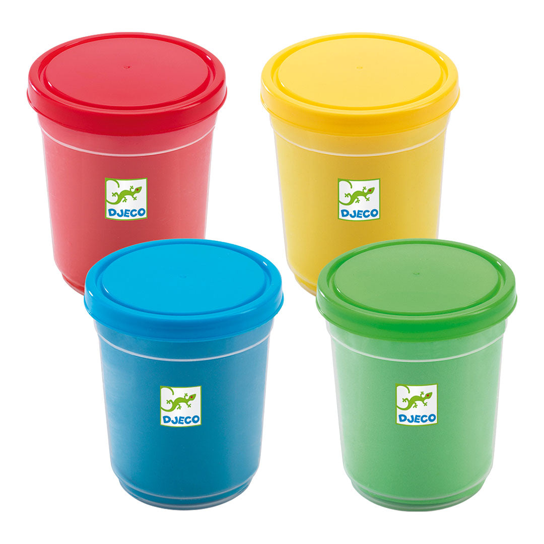 Vier losse potjes Djeco boetseerklei in de kleuren rood, geel, blauw en groen.