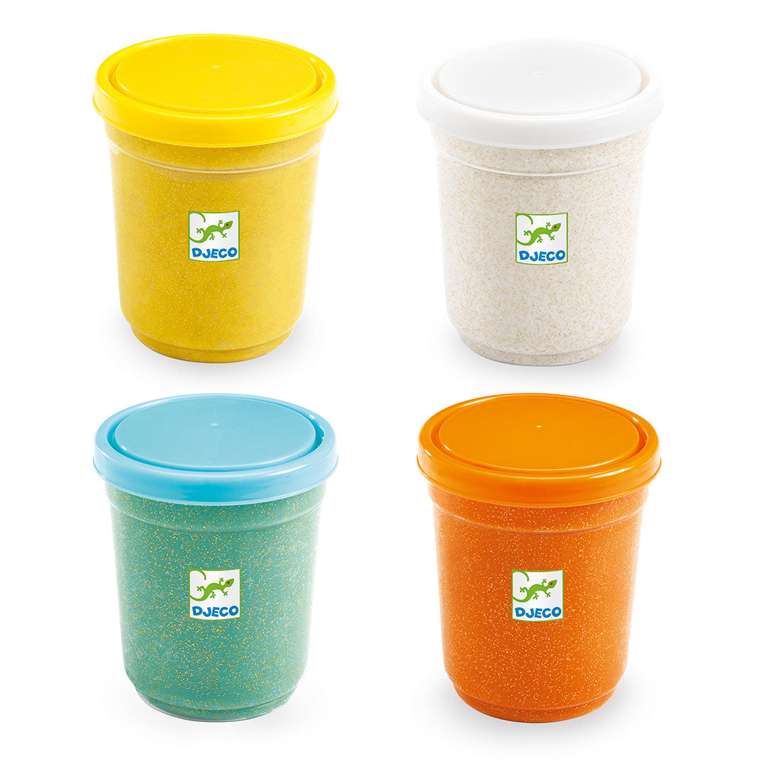 Vier losse potjes Djeco boetseerklei met glitters in geel, wit, blauw en oranje.