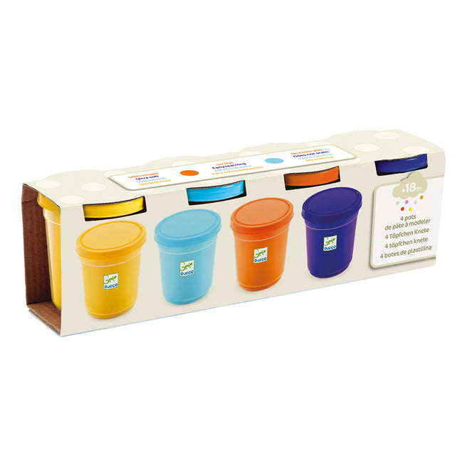 Djeco verpakking met vier potjes boetseerklei in de kleuren geel, lichtblauw, oranje en donkerblauw.