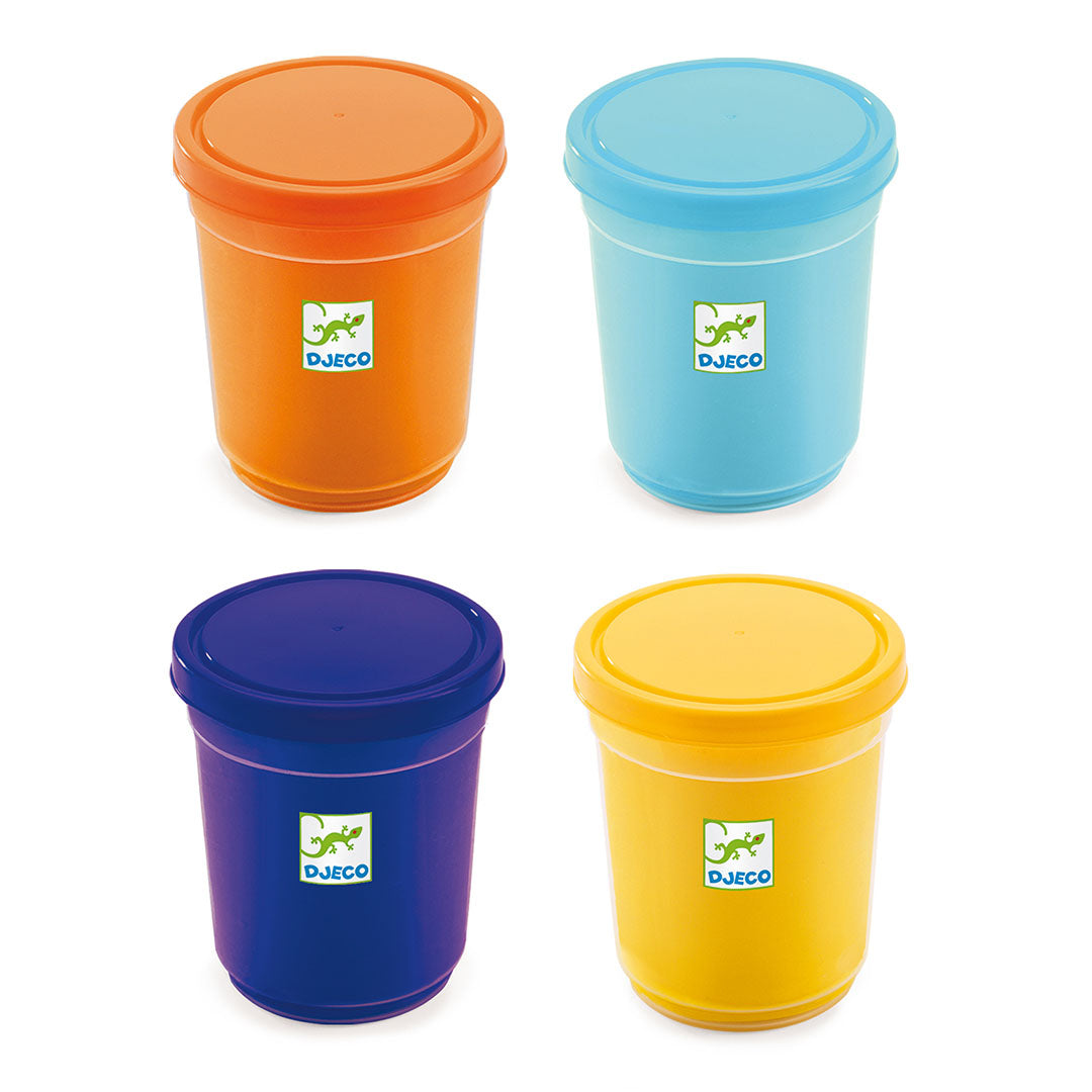 Vier losse potjes Djeco boetseerklei in de kleuren oranje, lichtblauw, donkerblauw en geel.