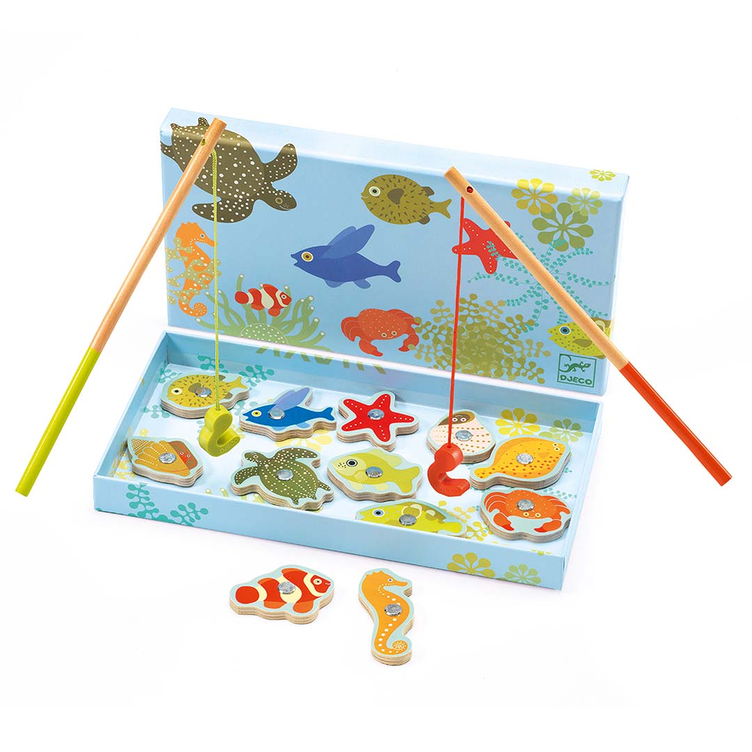 Het Djeco magnetisch visspel met houten zeedieren en twee vishengels, deels in de open doos.
