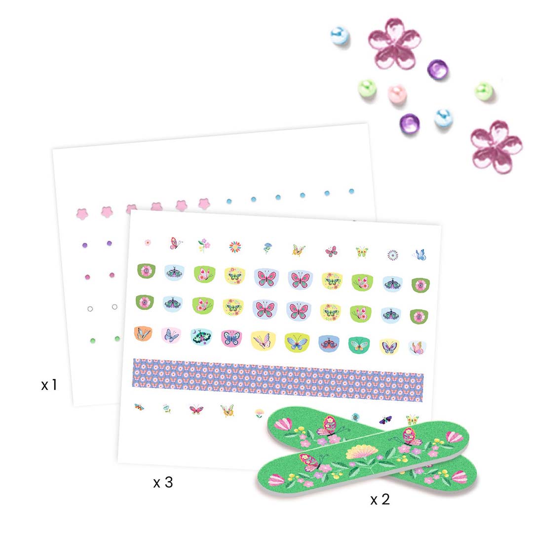 Djeco nagelstickers met vlinders en bloemen, twee nagelvijlen en losse glittersteentjes.