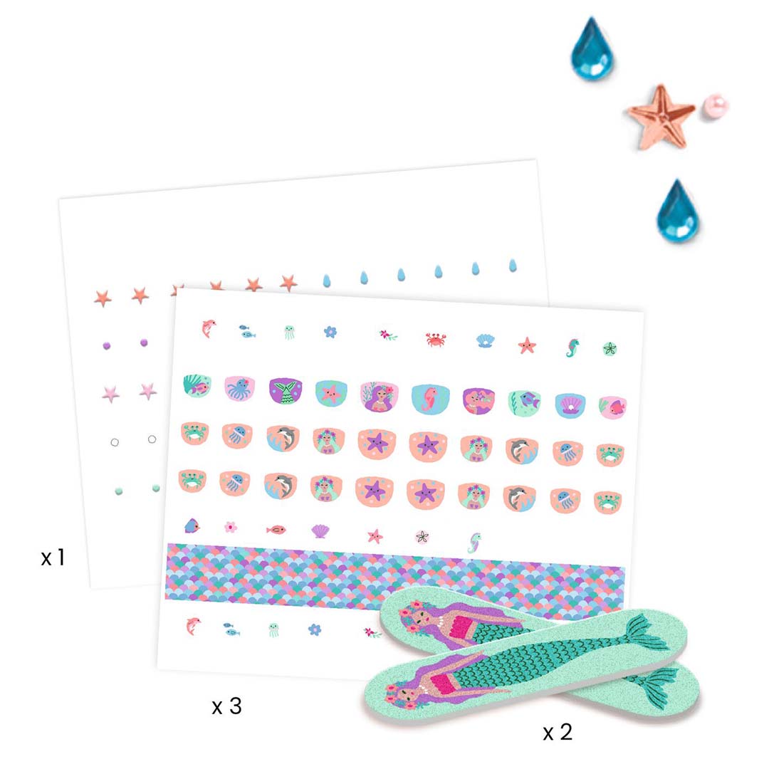 Uitgestalde nagelstickers zachte zee set met stickervellen, zeemeermin nagelvijlen en strass-steentjes.