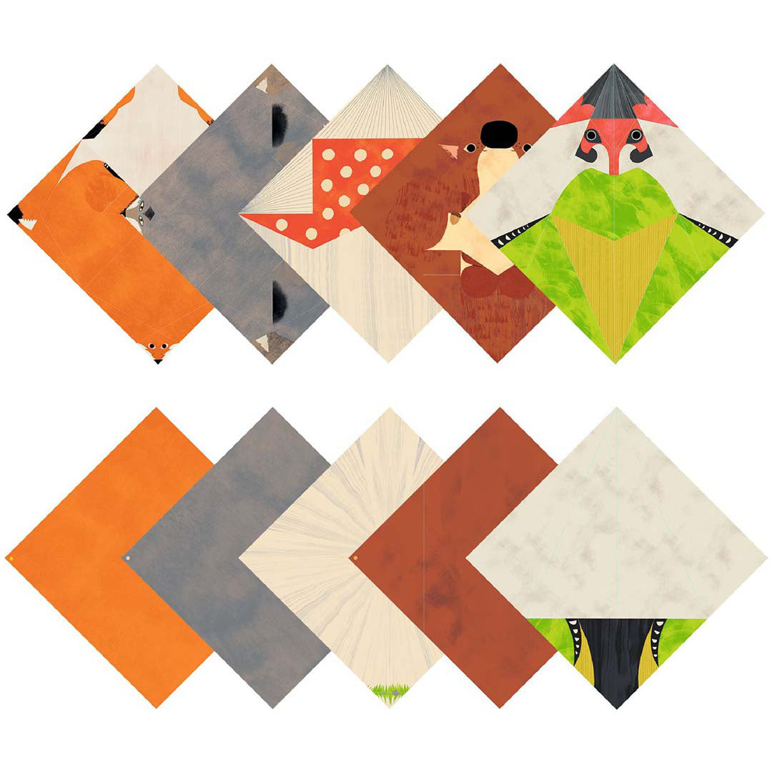 Tien vierkante vellen origami papier met patronen van bosdieren en paddenstoelen.