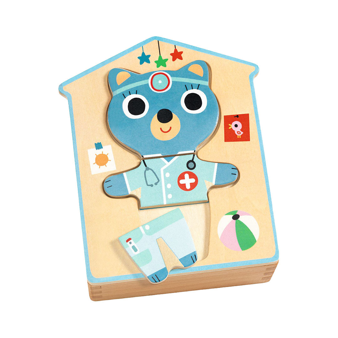 Djeco houten peuterpuzzel met een blauwe beer verkleed als dokter op een huisvormige basis.