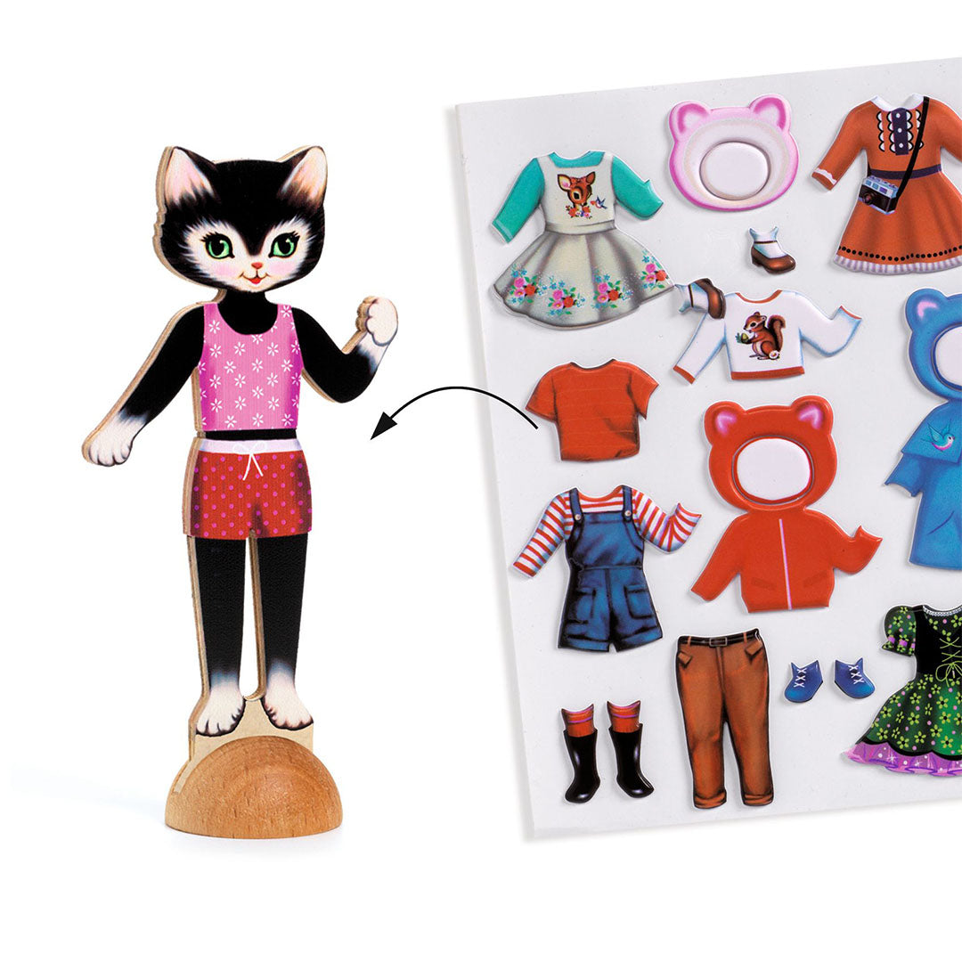 Djeco aankleedpop poes met een vel vol kledingstickers en accessoires.
