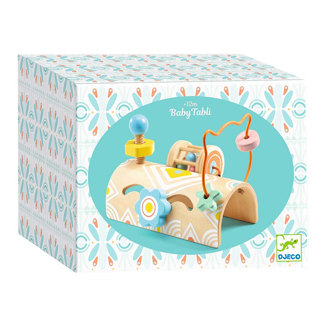 De verpakking van het Djeco houten activiteitenspel Baby Tabli, met geometrische patronen en een afbeelding van het speelgoed.