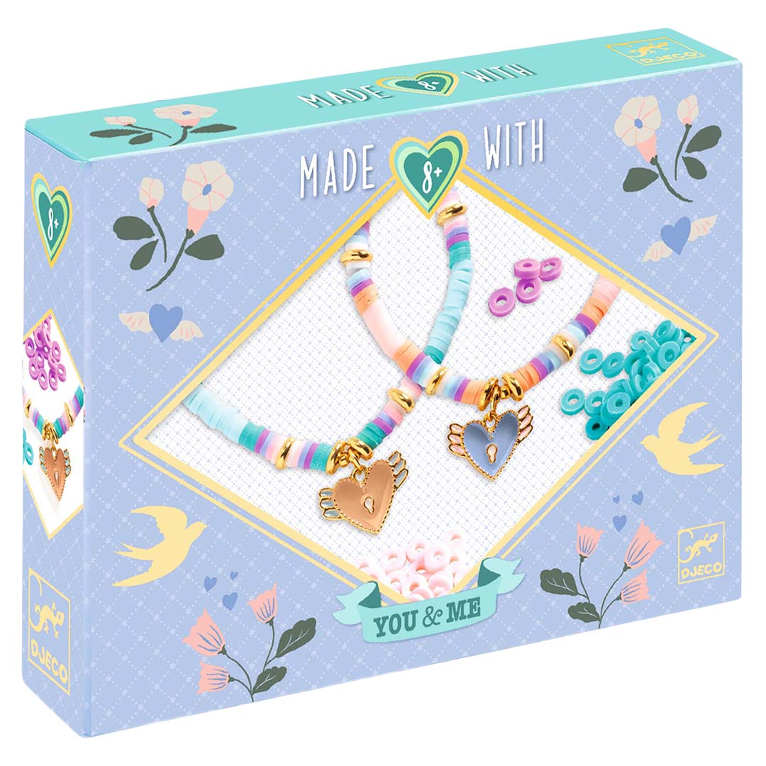Djeco verpakking van de sieraden maken set met twee vriendschapsarmbandjes met hartjes en losse kralen.