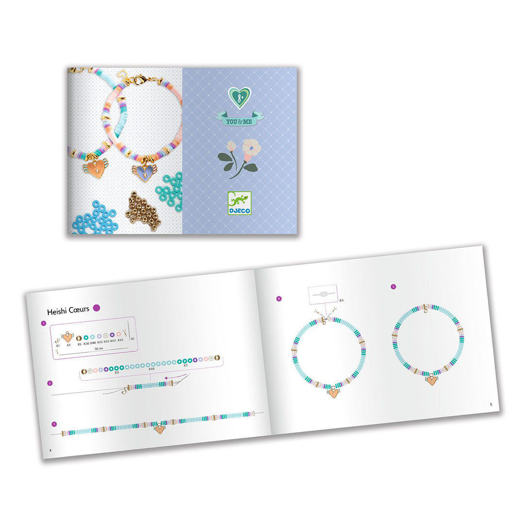 Djeco instructieboekje met stappen voor het maken van de armbandjes en een overzichtskaartje.