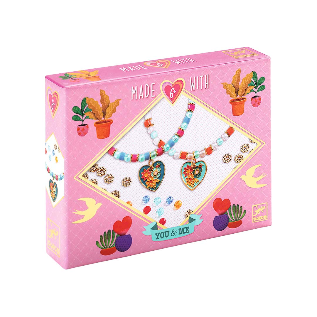 Djeco sieradenset 'You & Me' verpakking met afbeelding van twee armbandjes met hartjes en bloemen.