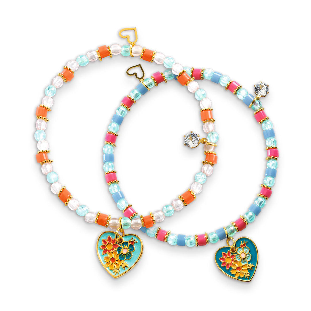 Twee kleurrijke kralenarmbandjes met hartvormige bedels met bloemmotief.
