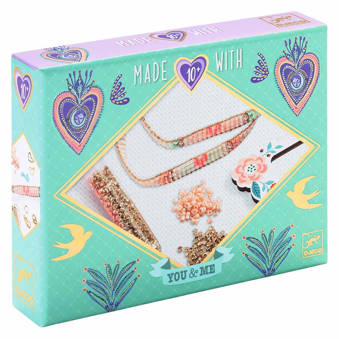 Djeco sieraden maken set 'You & Me' in een kleurrijke verpakking met harten en vogels.