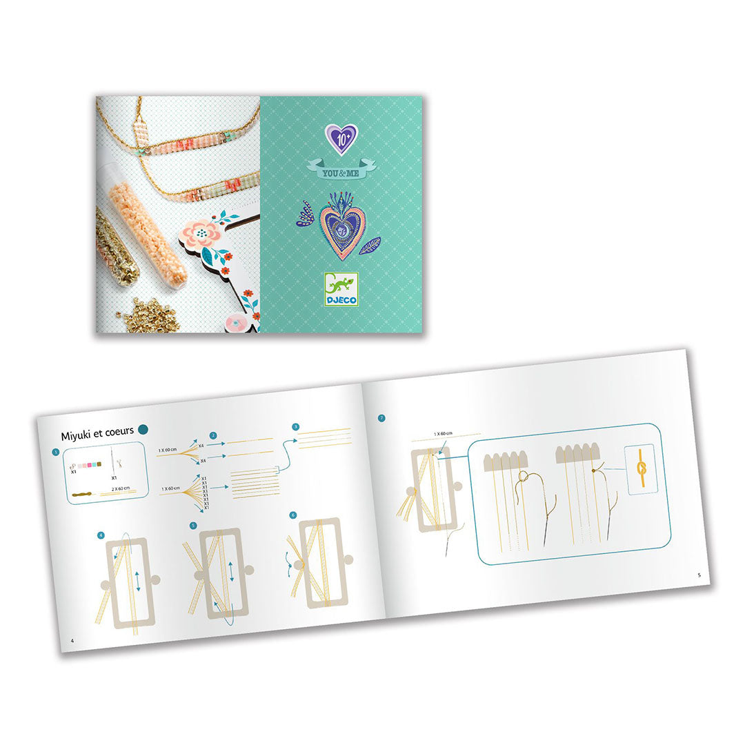 Een open instructieboekje van Djeco voor het maken van sieraden, met diagrammen van de stappen.