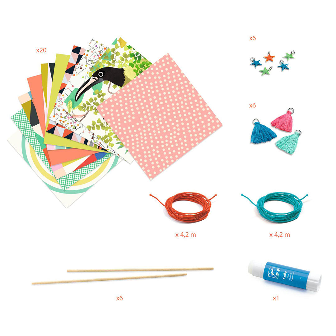 De onderdelen van de Djeco knutselset voor papieren kralenarmbandjes, inclusief papier, touw en lijm.