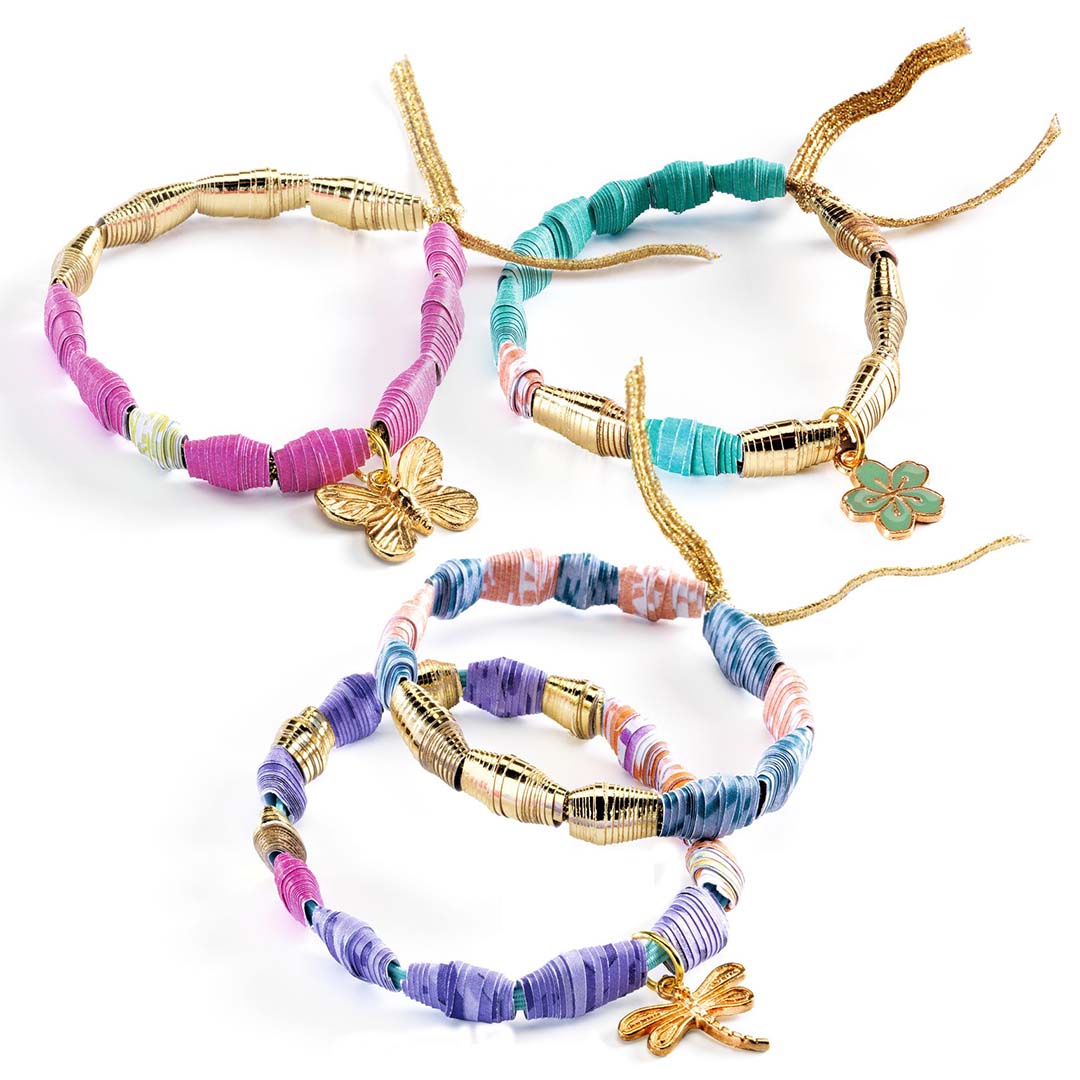Vier kleurrijke Djeco armbandjes gemaakt van papieren kralen met gouden bedeltjes van een vlinder, bloem en libelle.