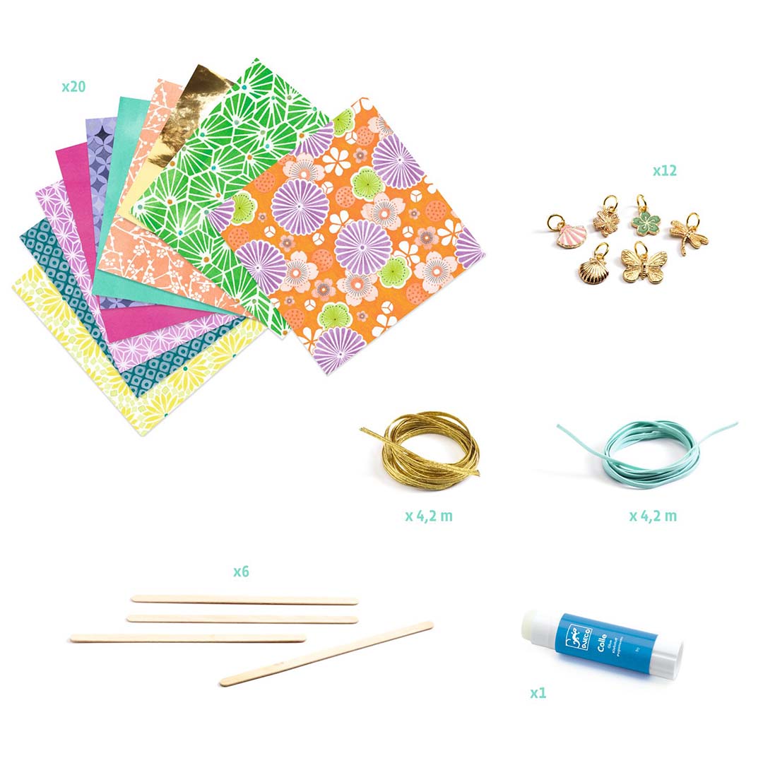 Alle onderdelen van de Djeco knutselset voor papieren kralenarmbandjes, inclusief papier, bedeltjes, touw en lijm.